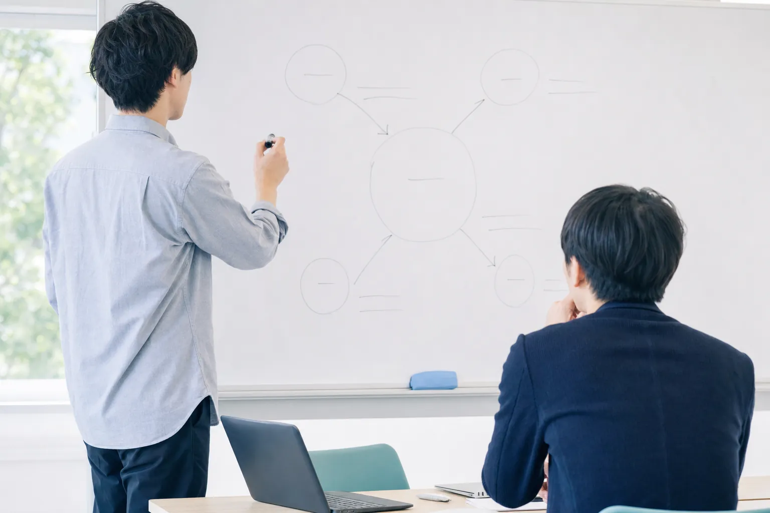面談ブースで保護者の話にやわらかく耳を傾ける代表・竹田（画像U05と同素材でよい）