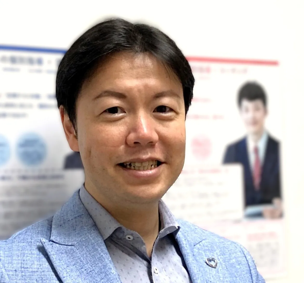 代表・竹田慶の写真（本人写真を使用。教室で自然な笑顔）